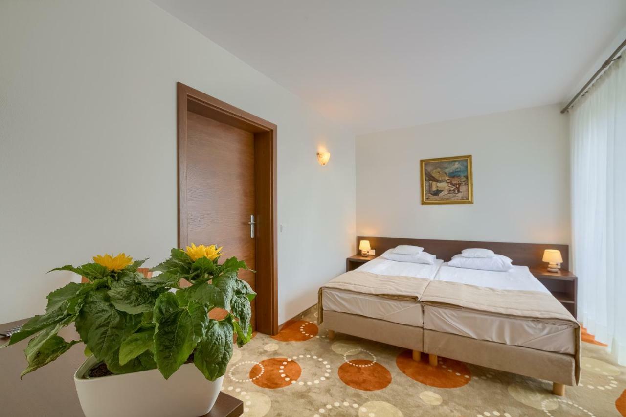 Hotel 4 Pory Roku & 3*