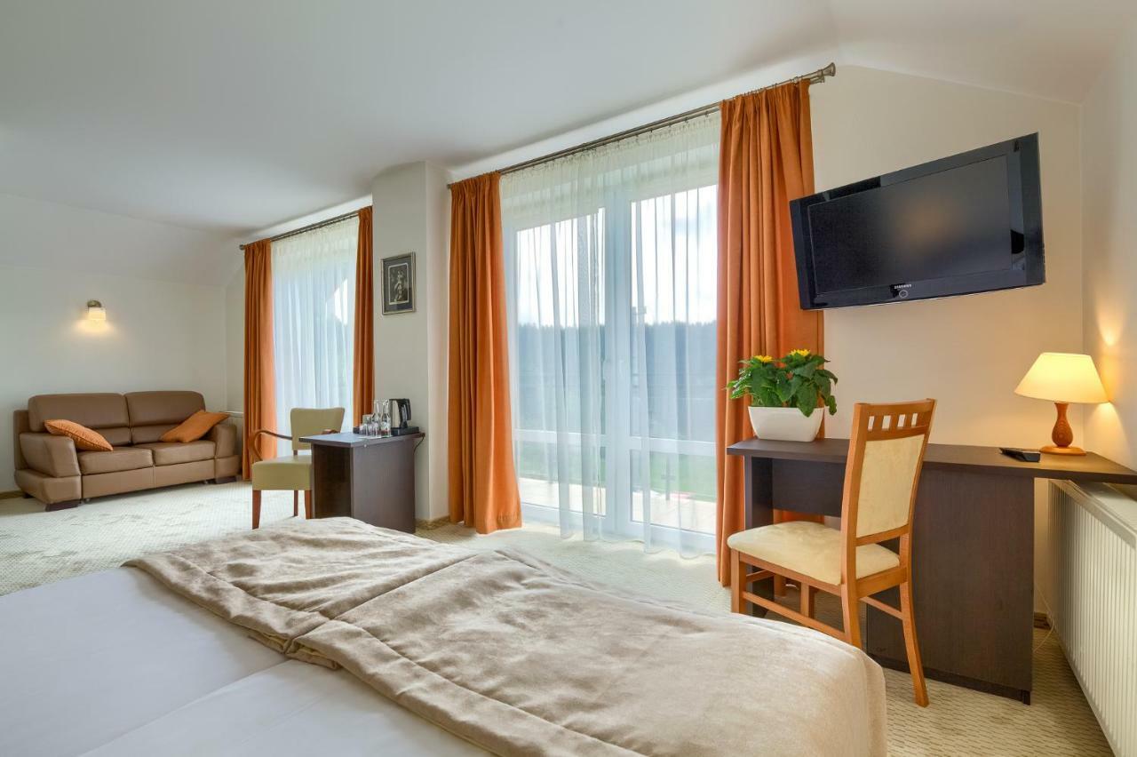 4 Pory Roku & Hotel 3*